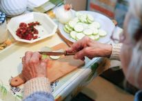 الطبخ المنزلي... وقاية من الخرف لدى كبار السن