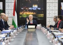 رئيس الوزراء يوجه بخصم رسوم التراخيص للموظفين العموميين من مستحقاتهم المالية