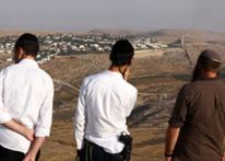 مستوطنون يعتدون على مزارعين ويستولون على مركبة شمال أريحا