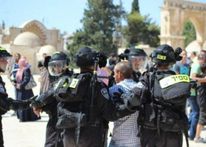 الاحتلال يعتقل موظفا في الأوقاف الإسلامية بالقدس