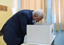 الرئيس عباس يدلي بصوته في الانتخابات المحلية بمدينة البيرة