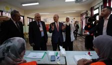 مصطفى يتفقد مركزي اقتراع في البيرة وبيرزيت