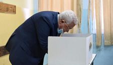 الرئيس عباس يدلي بصوته في الانتخابات المحلية بمدينة البيرة