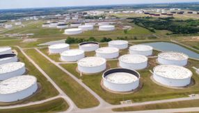 النفط يقفز بعد تراجع مخزونات الوقود بأمريكا وإطلاق نار على سفن بمضيق هرمز