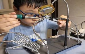 طفل صيني يصمم محرك طائرة في منزله