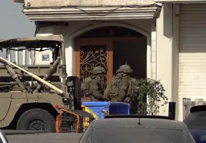 الاحتلال يواصل اقتحام منازل المواطنين والاعتداء عليهم بالضرب في الجلدة بالخليل