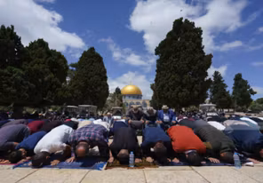 70 ألفا يؤدون صلاة الجمعة في المسجد الأقصى