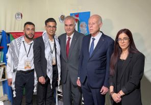 الرئيس التونسي يزور جناح فلسطين بمعرض الكتاب