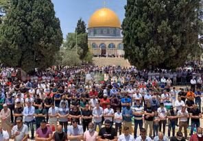 عشرات آلاف المصلين يؤدون الجمعة في الأقصى رغم تشديدات الاحتلال