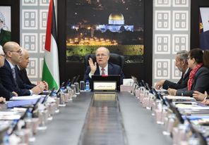 رئيس الوزراء يوجه بخصم رسوم التراخيص للموظفين العموميين من مستحقاتهم المالية