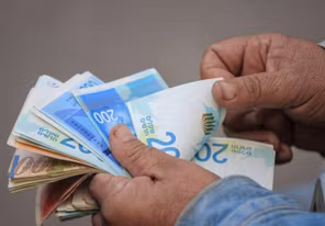 المالية: رواتب الموظفين العموميين غدًا الخميس بنسبة 50% وبحد أدنى 2000 شيكل