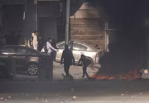 18 مصابا بالاختناق والحروق في اعتداءات للاحتلال والمستوطنين بالخليل