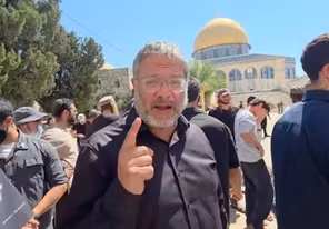 بن غفير يقتحم المسجد الأقصى مجددًا ويؤدي صلوات داخله