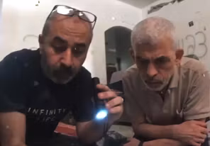 لقطات جديدة للسنوار وقائد كتيبة تل السلطان برفح قبل استشهادهما