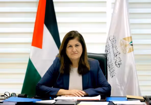 وزيرة الخارجية الفلسطينية: غزة تحت القصف والضفة تشهد تصعيدًا غير مسبوق.. ونطالب بحل الدولتين