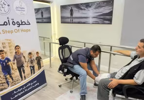 المستشفى الإماراتي العائم يركب أطرافا اصطناعية لـ42 فلسطينيا بالعريش