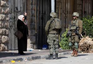 اعتقال ثلاثة مواطنين بينهم سيدة وإصابة آخرين باعتداء جنود الاحتلال في الخليل