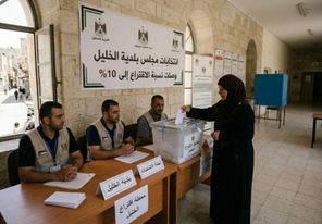 أهالي الخليل يتحدّون إجراءات الاحتلال ويشاركون في الانتخابات