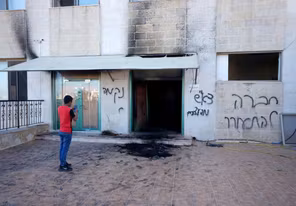 مستوطنون يحرقون مسجدين شمال رام الله