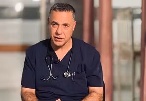 محكمة إسرائيلية تمدد اعتقال الطبيب حسام أبو صفية دون اتهام