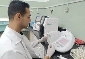 تدمير 52% من الأجهزة المخبرية في غزة يهدد بتوقف خدمات التشخيص