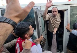 وصول 24 أسيرا محررا إلى مستشفى شهداء الأقصى وسط قطاع غزة