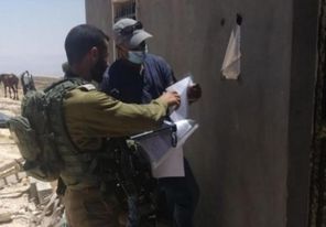 الاحتلال يخطر بوقف العمل والبناء في سبعة منازل جنوب الخليل