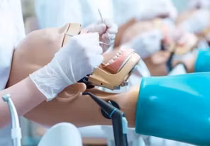 بيان من "التعليم العالي" بشأن اختبار القدرات لتخصصات الطب وطب الأسنان والصيدلة في غزة