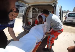 شهيد ومصابون في غارة إسرائيلية وسط قطاع غزة
