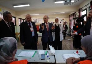 مصطفى يتفقد مركزي اقتراع في البيرة وبيرزيت