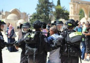 الاحتلال يعتقل موظفا في الأوقاف الإسلامية بالقدس