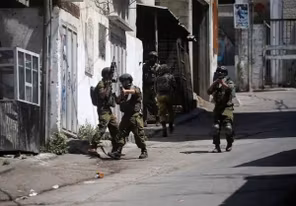 الاحتلال يعتقل 13 فلسطينيًا بالضفة ومستوطنون يحرقون ممتلكات ويتلفون أراضي زراعية
