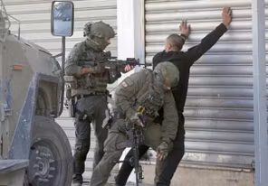 الاحتلال يحتجز مواطنين وينكل بهم في قرية أبو فلاح