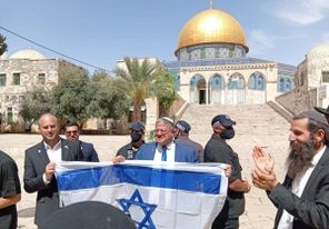 المتطرف بن غفير يقتحم الأقصى ويرفع علم الاحتلال