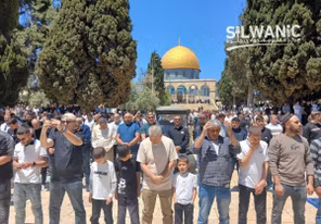 عشرات الآلاف يؤدون صلاة الجمعة في الأقصى رغم قيود الاحتلال
