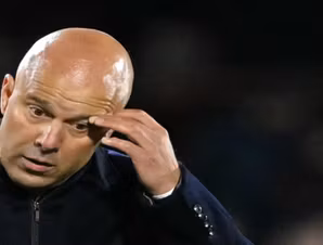 ليفربول يقيل مدربه سلوت بعد دفاع مخيب عن لقب الدوري الإنجليزي