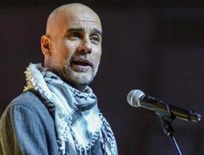 متوشحا بالكوفية.. غوارديولا يهاجم صمت العالم تجاه فلسطين