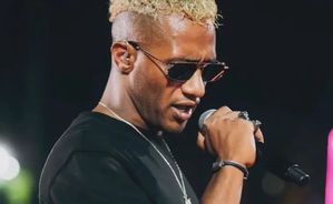 محمد رمضان يثير الجدل مجدداً بخلع حذائه على المسرح أمام الجمهور