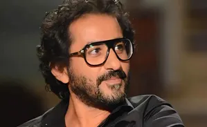 أحمد حلمي يؤم المصلين في جنازة والدته بصوت غلبته الدموع
