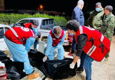 إنقاذ 7 مهاجرين وانتشال 17 جثة قبالة السواحل الليبية