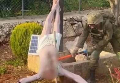 جندي إسرائيلي يحطم تمثالًا "للمسيح" في جنوب لبنان