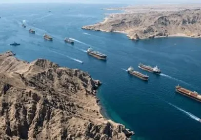 إصابة 3 سفن بمقذوفات غير محددة أثناء عبورها مضيق هرمز