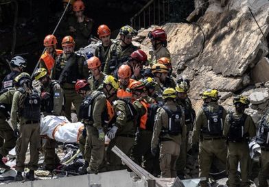 انتشال 4 قتلى إسرائيليين من أنقاض مبنى بحيفا دمره صاروخ إيراني