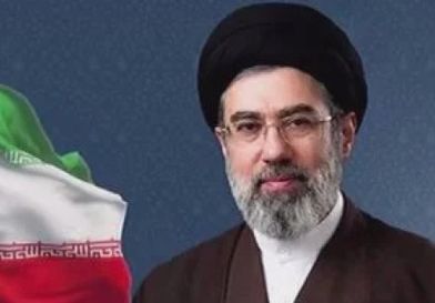 حروق بالغة وصعوبة فى النطق وطرف صناعى.. تفاصيل حالة مجتبى خامنئى