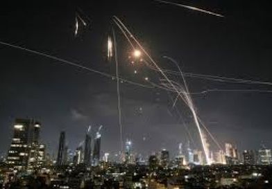 صواريخ إيرانية تضرب بئر السبع وحيفا.. إصابة مجمع صناعي وإجلاء في مطار بن غوريون