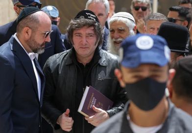 مستوطنون يقتحمون الأقصى بالتزامن مع زيارة رئيس الأرجنتين لافتتاح سفارة بلاده بالقدس