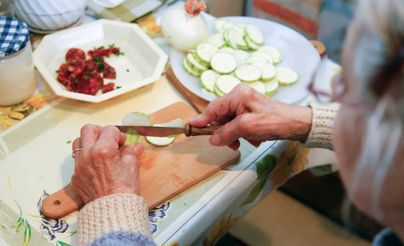 الطبخ المنزلي... وقاية من الخرف لدى كبار السن