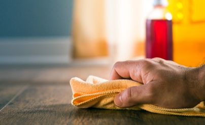 أفضل الطرق الفعّالة لتنظيف الأسطح الخشبية من البقع