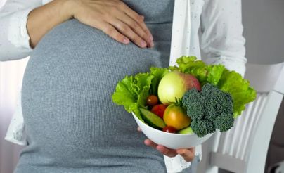 أهم الأطعمة المفيدة للحامل والجنين لحمل مريح وآمن