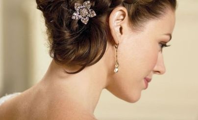 عروس 2024.. تسريحات زفاف ساحرة لشعر متوسط الطول